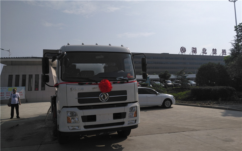 東風天錦運油車發往山西太原