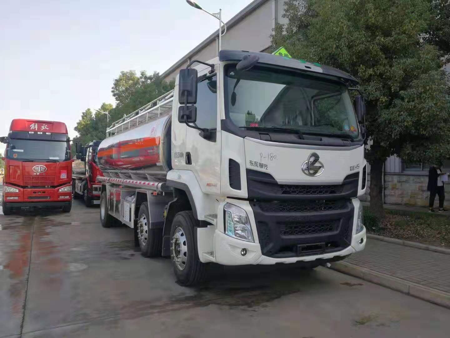 16噸東風柳汽乘龍小三軸鋁合金運油車發往廣西