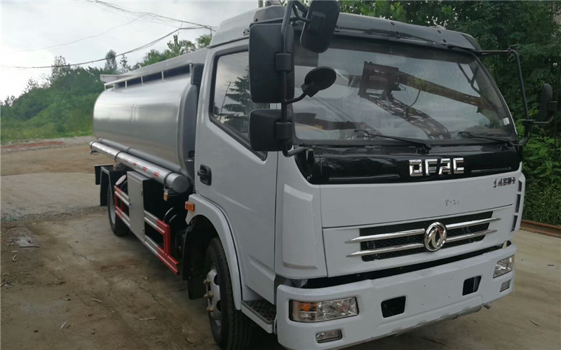 適合工地使用8噸東風多利卡加油車發往貴州