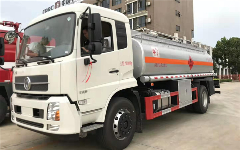 12噸東風天錦加油車發往湖南永州